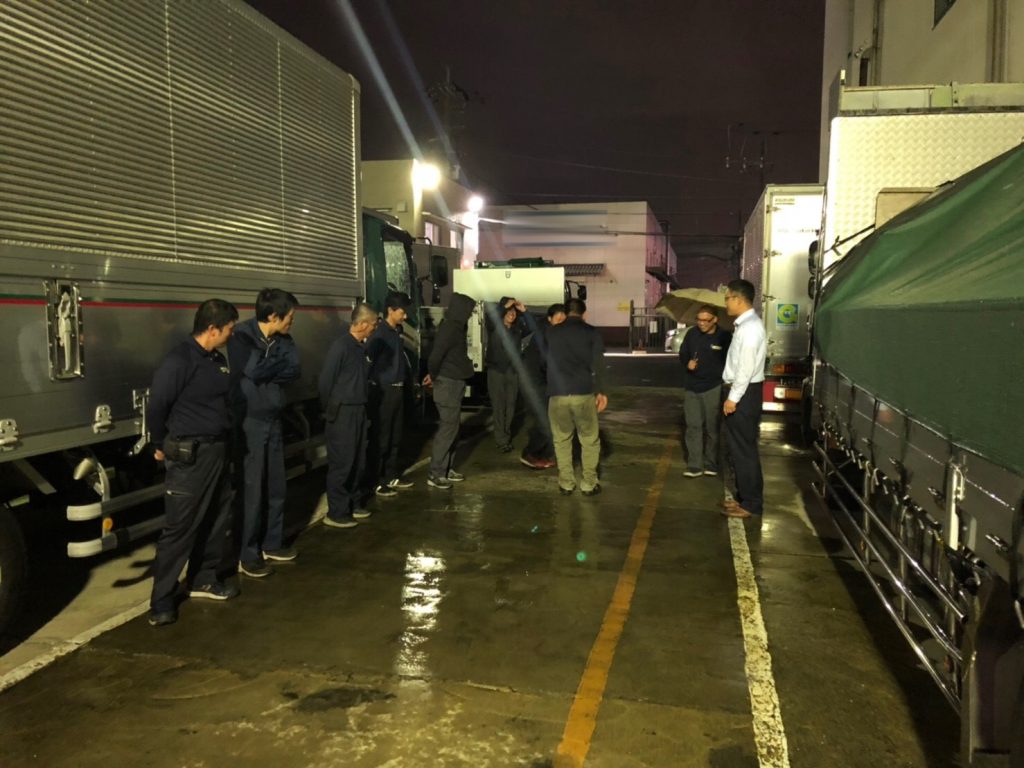 栄興運,安全会議,全体会議,風景,さかえこううん,福田健児,ふくだけんじ,安全運転,車が1秒間に進む距離,車の停止距離,適正な車間距離,ヘッドライトの照射距離