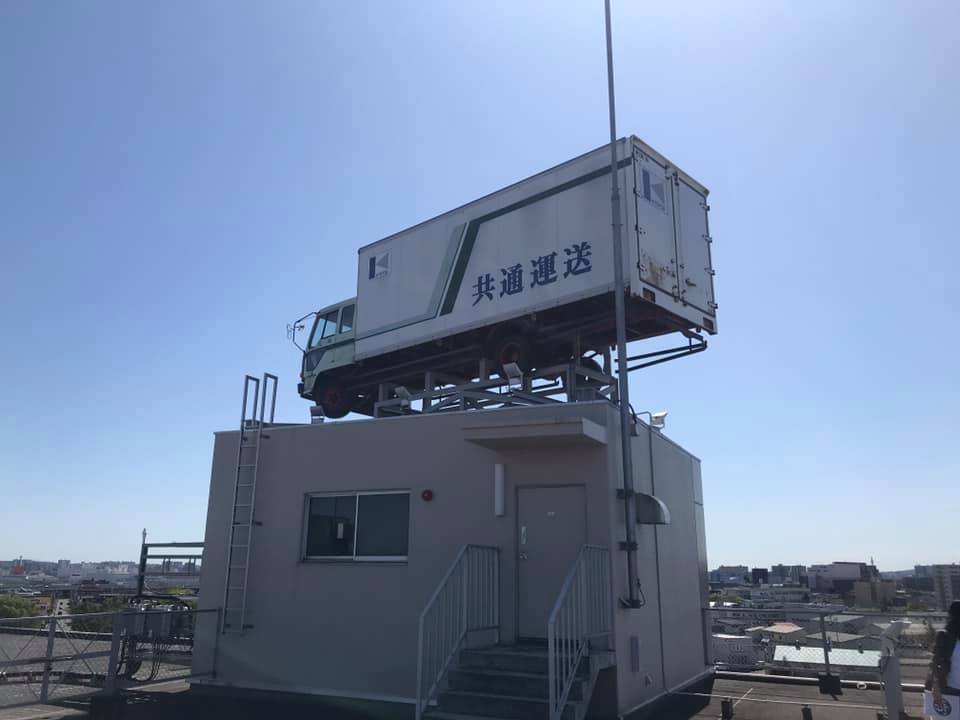 屋上にトラック,共通運送,屋上,トラック