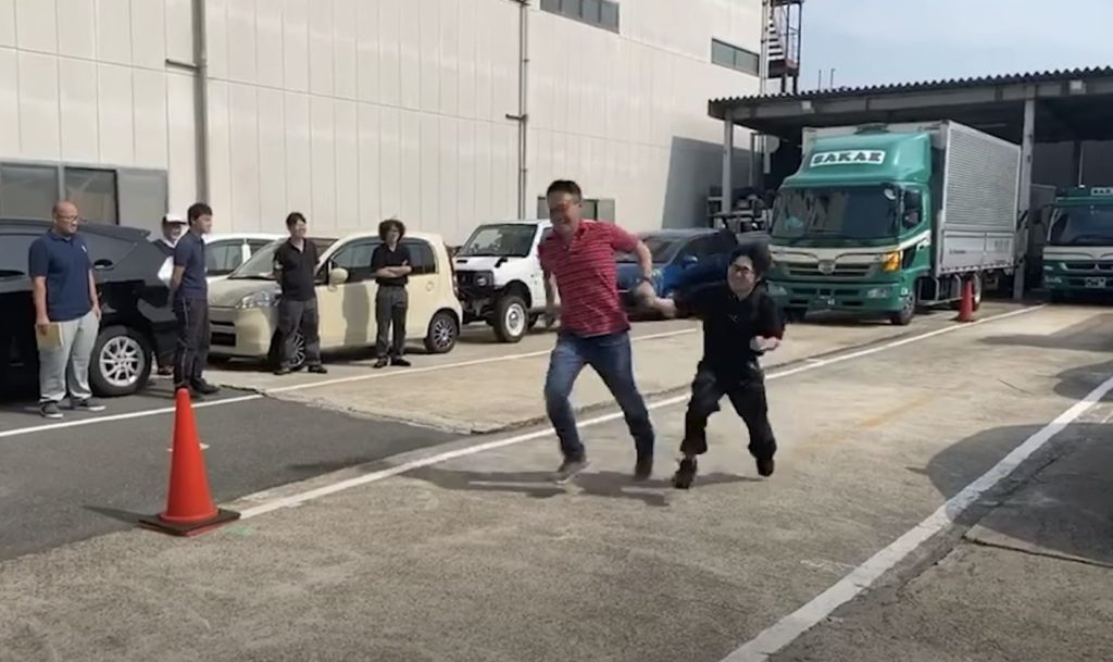 時速60kmで目をつぶって走る恐怖心を体験,時速60kmの車が1秒間に進む距離は16.7メートル,新入社員研修,栄興運,さかえこううん,福田健児