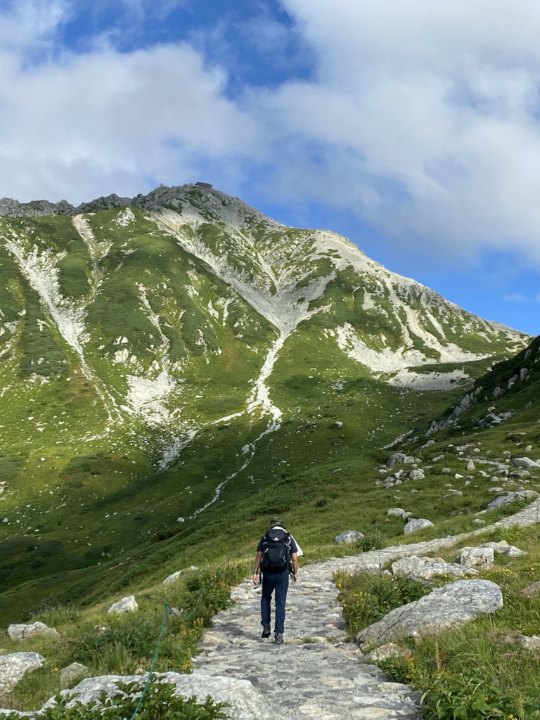 立山,たてやま,立山連峰,雄山,おやま,富山県最高地点,大汝山,おおなんじやま,富士ノ折立,ふじのおりたて,登頂,頂上,ご来光,室堂,むろどう,ミクリガ池,ミドリガ池,みくりが池温泉