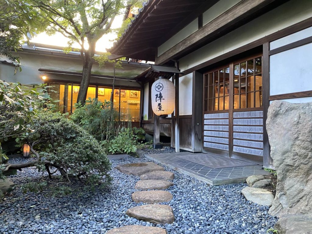 陣屋,鶴巻温泉,神奈川県,秦野市,鶴巻,日帰り温泉,復活劇,借金10億円,IT導入,IT化,若女将,将棋,対局