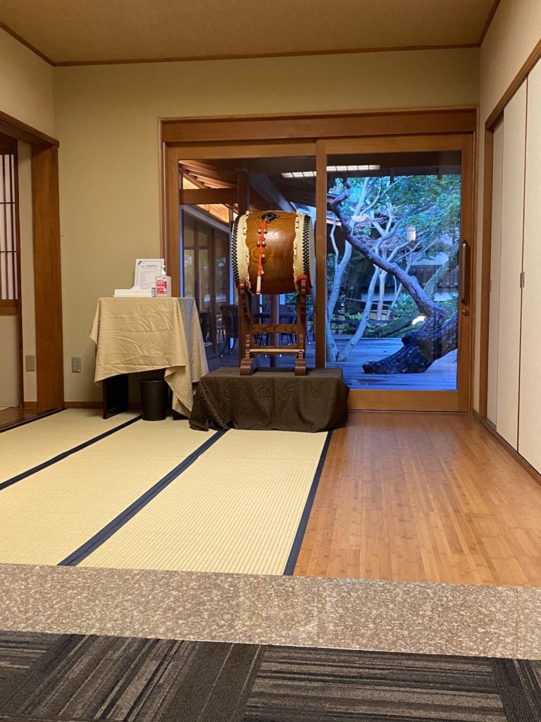 陣屋,鶴巻温泉,神奈川県,秦野市,鶴巻,日帰り温泉,復活劇,借金10億円,IT導入,IT化,若女将,将棋,対局