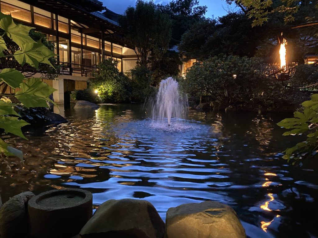 陣屋,鶴巻温泉,神奈川県,秦野市,鶴巻,日帰り温泉,復活劇,借金10億円,IT導入,IT化,若女将,将棋,対局