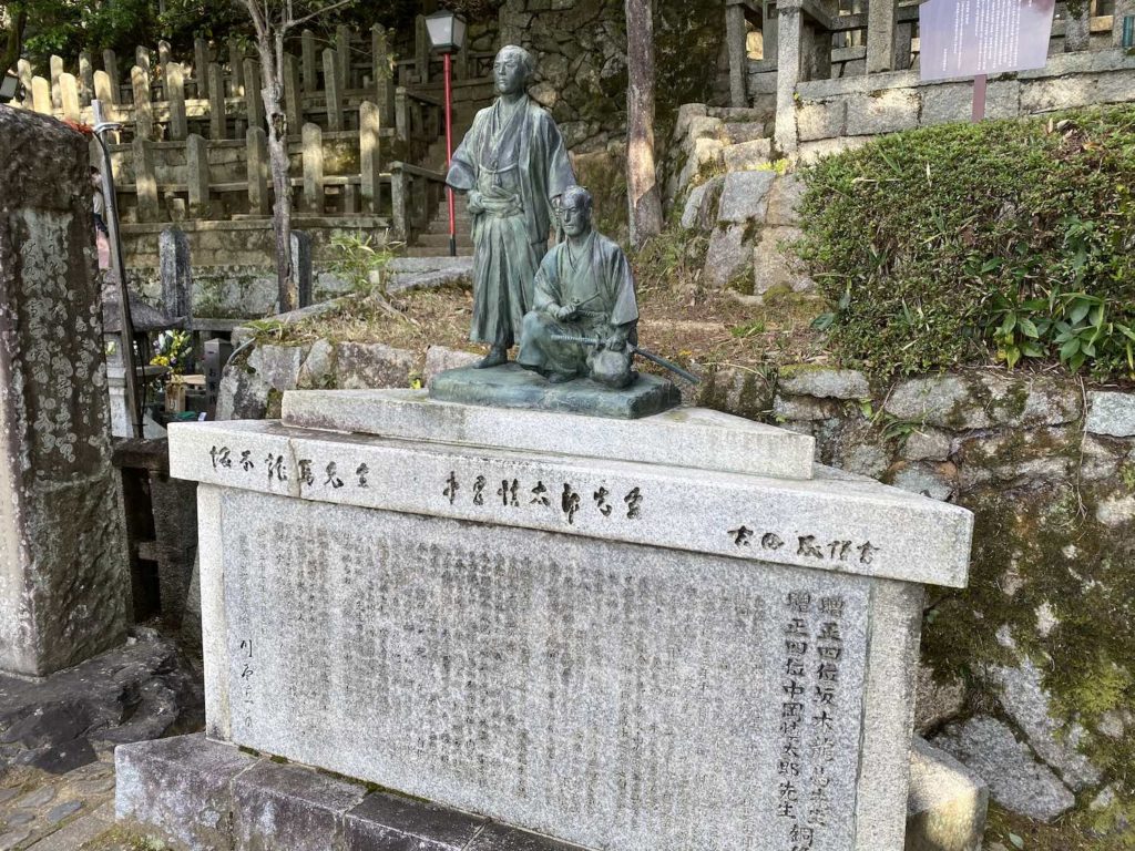京都霊山護国神社,龍馬祭,霊山墓地,坂本龍馬,中岡慎太郎,藤吉,軍鶏鍋