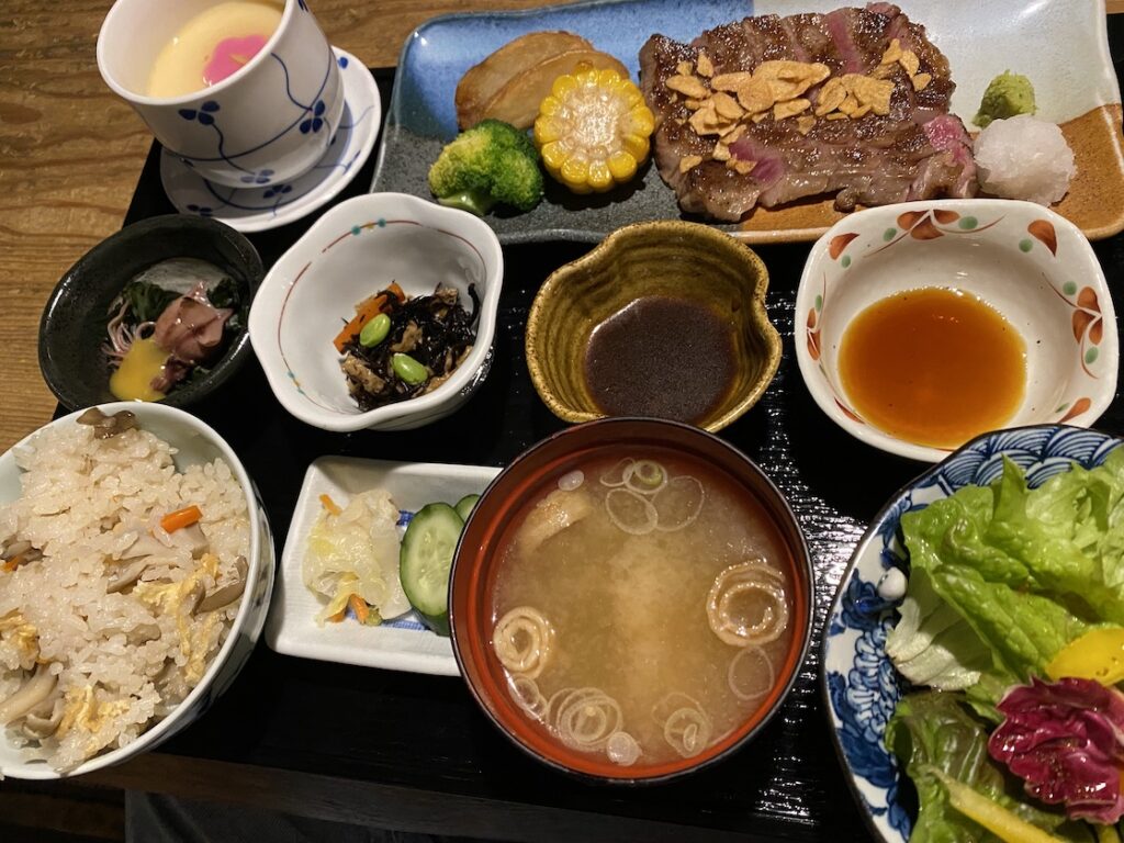 おばんざい今昔居酒屋「いちごいちえ」の能登牛のランチ