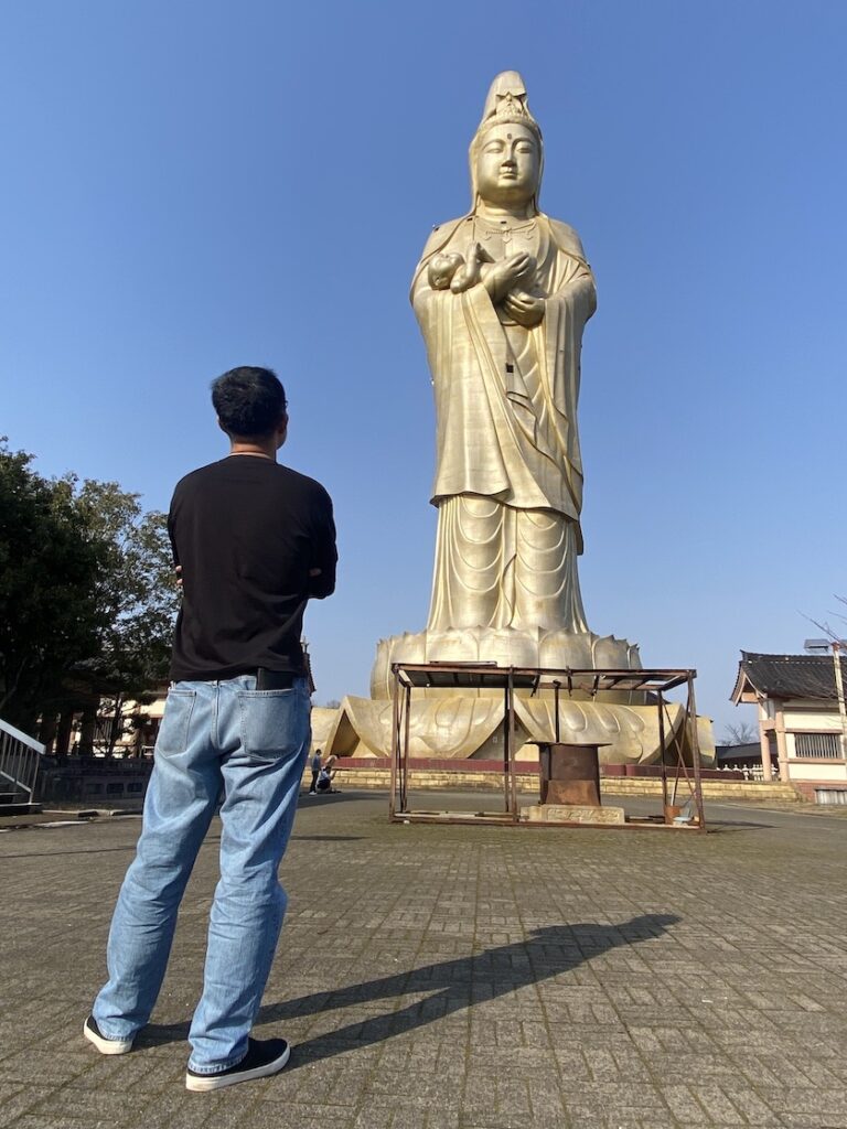 旧ユートピア加賀の郷、観音院加賀寺の大観音像を見上げる福田健児