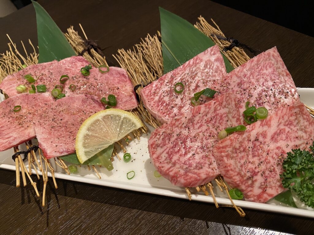 石川県加賀市の焼肉ダイニングあきちゃんの能登牛の特選上タンと能登牛の特選上ロース