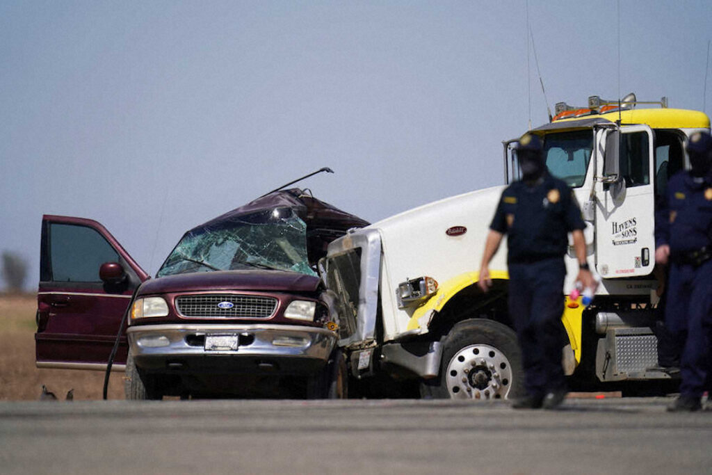 米国で8人乗りのSUVに25人が乗車し、トレーラーと衝突して13人が死亡する事故が発生