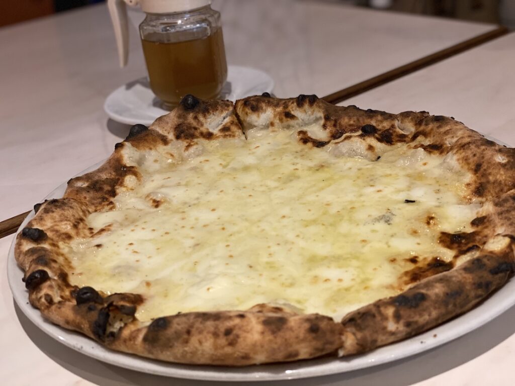 アズーリ (Pizzeria Azzurri)のクアトロフォルマッジ