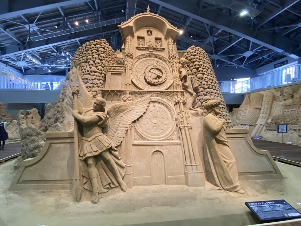 砂の美術館「チェコ&スロバキア編(Czechia&Slovakia)」天文時計とセドレツ納骨堂(制作者:トーマス・クォート)