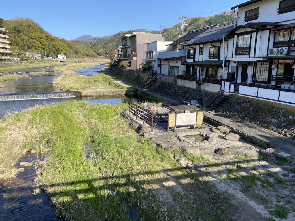 三朝温泉の川の温泉に真っ裸で入るおじさん達