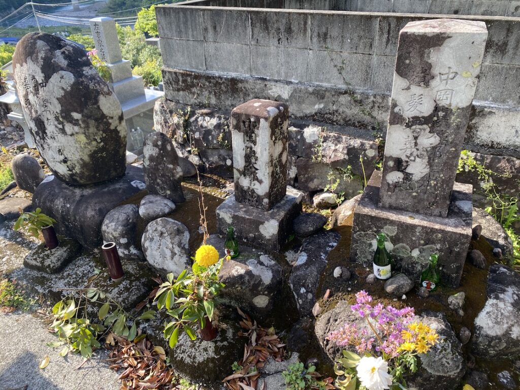 松林寺の中岡慎太郎遺髪墓地