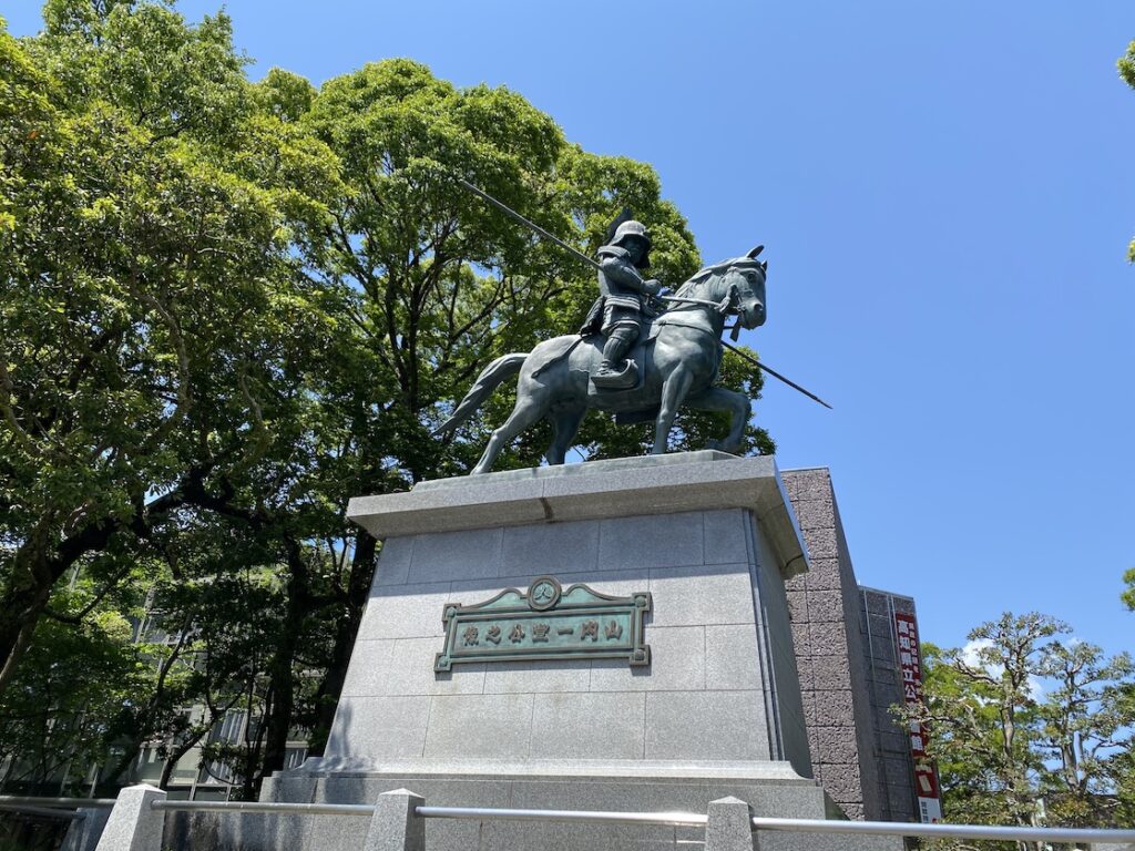 高知城の山内一豊公之像